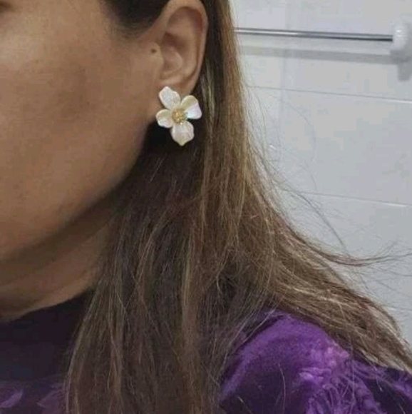💖2/$30 Boho Gold white Daisy Flower dainty iridescent Stud cottagecore earrings - Picture 10 of 16